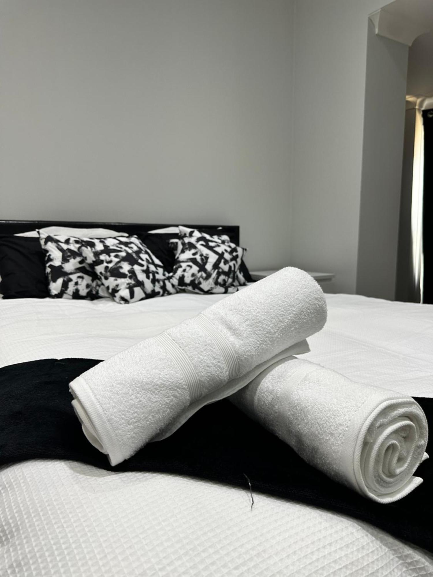 Black & White Double Bedroom London Exterior photo