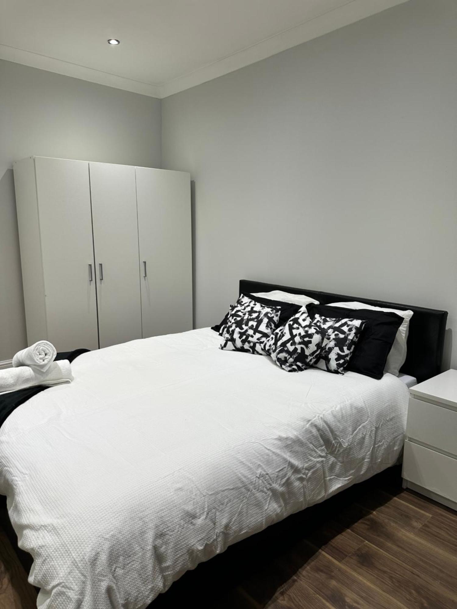 Black & White Double Bedroom London Exterior photo