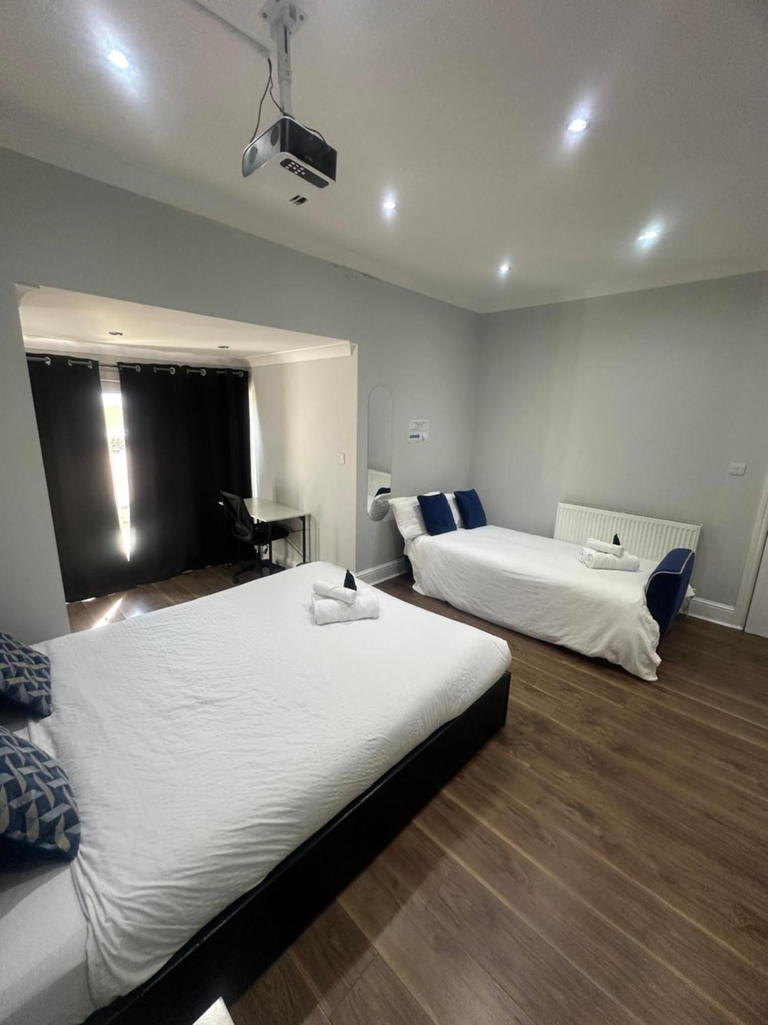 Black & White Double Bedroom London Exterior photo